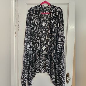 Floral Black and White Short Sleeve Kimono